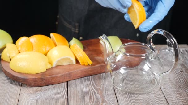 과일 차를 만들기. 빈 주전자에 슬라이스 레몬을 넣어 바텐더 손의 클로즈업 샷. 슬로우 모션. Hd — 비디오