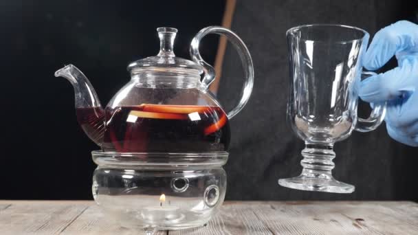 Chef met un verre vide par théière transparente avec des herbes fraîches et des boissons aux fruits. Ambiance chaleureuse dans un restaurant. Au ralenti. hd 