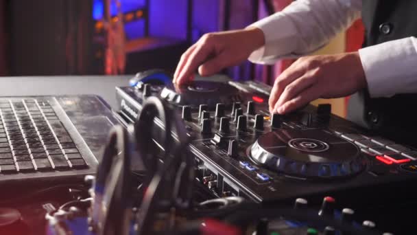 Close up de DJ mãos tocando música, mixagem. Dj Mixer Controller Desk in Night Club Disco Party (em inglês). DJ Mãos tocando botões e controles deslizantes tocando música eletrônica. hd — Vídeo de Stock