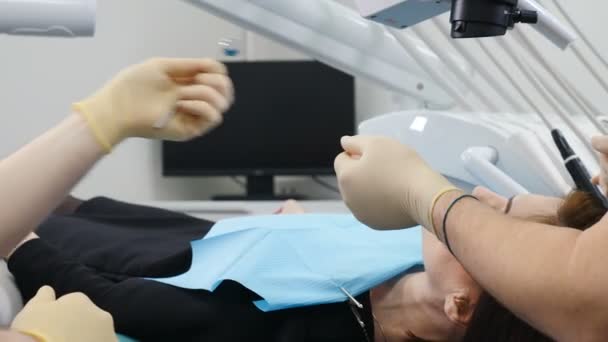 Medicina, dentista, e il concetto di assistenza sanitaria. L'assistente dà una siringa a un dentista. Chiudete. Preparazione dell'iniettore con anestesia. Medico e assistente presso paziente in odontoiatria. 4k — Video Stock