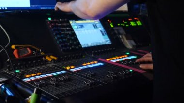 Gece kulübünde karıştırma konsolunda erkek dj elleri Shot. Dj mikser oyuncusu. Ses konsolunda DJ. profesyonel müzisyen ellerin çekim, insanlar hareketinin yardımıyla mikser müzik oluşturmak