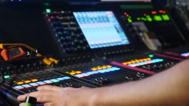 Erkek dj gece kulübünde karıştırma konsolunda kontrolleri ayarlama. Dj mikser oyuncusu. Ses konsolunda DJ. profesyonel müzisyen ellerin çekim, insanlar sürgü yardımıyla mikser müzik oluşturmak. Hd