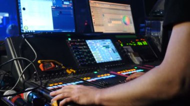 Profesyonel müzisyen eller dj comsole üzerinde kontrol çubukları ayarlama, müzik karıştırma. Erkek el dokunmatik ekran monitördokunmak. İnsanların proffesions. Hd
