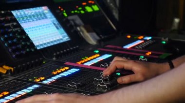 Gece kulübünde karıştırma konsolunda talanted erkek dj kontrol müzik yakın. Dj mikser oyuncusu. Ses konsolunda DJ. profesyonel müzisyen ellerin çekim, insanlar yardımıyla mikser müzik oluşturmak