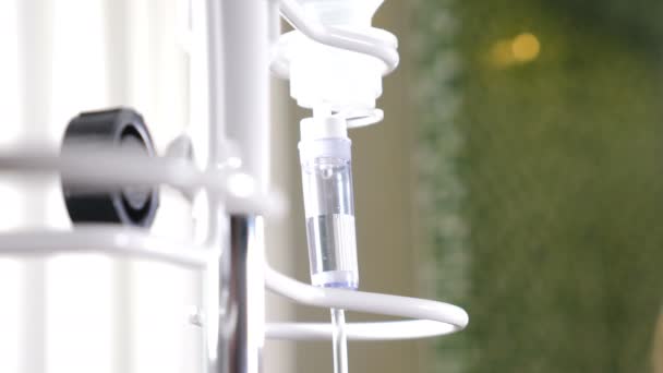 Close-up shot van een ziekenhuis drop Counter in een metalen koffer met druipende kralen van zoutoplossing in een intensieve therapie kamer. IV druppelen in een ziekenhuis. Medische intraveneuze infuus kamer in het ziekenhuis. 4 k — Stockvideo