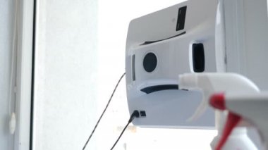 Ev tutma hizmeti. Pencere üzerinde hareket şekli robot cam yıkayıcı kare. Küçük robot cam yıkama daire Temizleme penceresi. Kontaksız cam yıkama makinesi. 4k