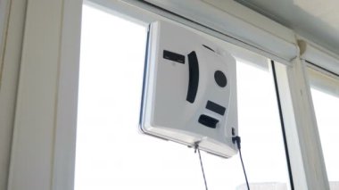 Ev tutma hizmeti. Pencere üzerinde hareket şekli robot cam yıkayıcı kare. Küçük robot cam yıkama daire Temizleme penceresi. Kontaksız cam yıkama makinesi. 4k