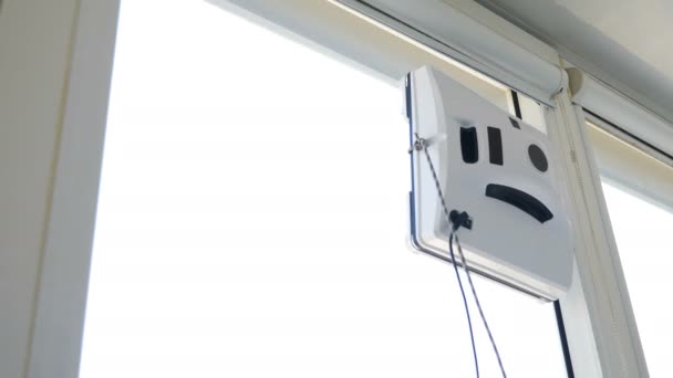 Servicio de mantenimiento de la casa. Robot arandela de vidrio cuadrado en forma de movimiento en la ventana. Pequeño robot de vidrio lavadora ventana de limpieza en el apartamento. Lavadora de vidrio sin contacto. 4k — Vídeos de Stock
