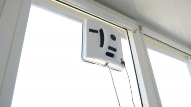 Ev tutma hizmeti. Pencere üzerinde hareket şekli robot cam yıkayıcı kare. Küçük robot cam yıkama daire Temizleme penceresi. Kontaksız cam yıkama makinesi. 4k