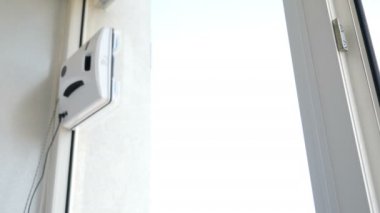 Temiz hizmet. Pencere temizliği modern yolu. Robotik cam yıkayıcı hareket ve özel daire penceresinde döner. Daire penceresinde çalışan otomatik cam yıkayıcı, yakın çekim. 4k