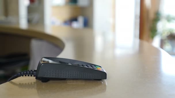 Ο πελάτης με τα γυμνά χέρια πληρώνει με έξυπνο ρολόι χρησιμοποιώντας τεχνολογία NFC. Γκρο πλαν. Ανέπαφη πληρωμή με ρολόι χειρός. Πληρώνετε με μια σύγχρονη έξυπνη συσκευή σε ένα τερματικό πιστωτικών καρτών. Ασύρματη πληρωμή. 4K. — Αρχείο Βίντεο