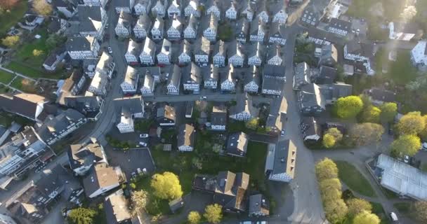 Vista aérea de Frankfurt Banks West y East. Suburbios vistos desde arriba. Imágenes aéreas de una pequeña ciudad en Europa. 4k — Vídeos de Stock