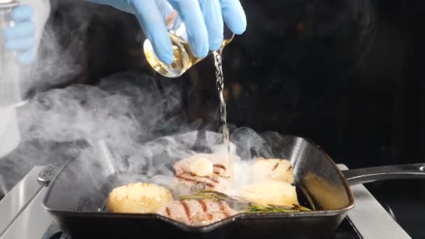 Super SlowMotion Food Cooking footage. Koks koks flamberen schotel op grill in restaurant keuken. Close-up. Vlees en aardappel op ontstoken pan. Concept van koken, chef-kok, gastronomische, Italiaanse gerechten. Hd — Stockvideo
