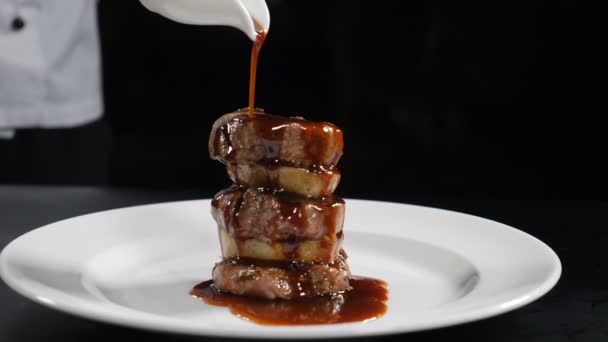 Food video in slow motion. Chef pouring sauce on frilled steak. Restaurant meat dish serving. Grill smocked barbecue veal with flowing sauce in slow motion. part 4. hd — Stock Video