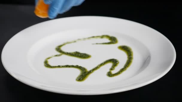 Концепция медленного движения foodvideo. Крупный план рисунка шеф-повара с карамельным сиропом на белой тарелке. Готовлю салат. Идея изысканной кухни. Часть 2. hd — стоковое видео