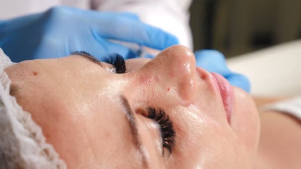 Atractiva clienta recibiendo inyección facial. Mujer en el moderno centro de belleza consiguiendo corrección de arrugas faciales. Rejuvenecimiento antienvejecimiento no quirúrgico. Doctor sosteniendo la jeringa con medicación. 4k — Vídeos de Stock