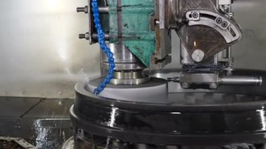 Ağır sanayi konsepti. Rulman üretiminde metal yüzey parlatma taşlama tekerlek disk. Soğutma suyu ile Rolling mill makinesi. Rulman montajın teknolojik parçası. kapatın. 4k