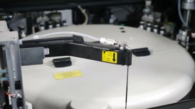 Tıbbi Laboratuar konsepti. Tıbbi teşhis ekipmanları tarafından biyokimyasal laboratuar kan testi od vurdu. Biyokimya Laboratuvarı araştırması. klinik kan kimya analizörü iş yerinde. 4k