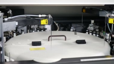 İş yerinde klinik kan kimya analizörü. Biyokimya analizörlerinde biyolojik numunelerin otomatik olarak araştırma işlemi. Profesyonel laboratuar ekipmanları. Araştırma konsepti. Sağlık konsepti. 4k