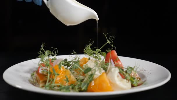 Conceito de comida certo. Salada de legumes saudável com molho de azeite. Closeup tiro de chef segurando frasco branco com azeite. Cozinha de salada na cozinha do restaurante. Movimento lento. Hd — Vídeo de Stock