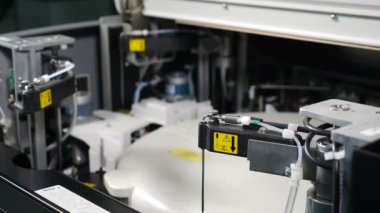 Modern tıbbi laboratuvar konsepti. Otomatik tıbbi analiz süreci. Teknik robotik kollar, Onkoloji laboratuvarındaki fazla hücreleri ayıran insan analiz örnekleri ile hareket eder. 4k