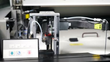 Modern tıbbi laboratuvar konsepti. Otomatik tıbbi analiz süreci. Teknik robotik kollar, Onkoloji laboratuvarındaki fazla hücreleri ayıran insan analiz örnekleri ile hareket eder. 4k