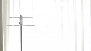 Cerrahi ekipmanlar. Işık odasında Boş İntravenöz damla askı. 4k