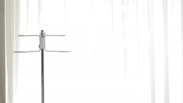 Surgical equipment. Empty Intravenous drip hanger in light room. 4k — Stock Video