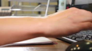 Pc ve modern ofis konsepti. Siyah klavyede yazan kadın parmakları. Yakından kapatın. düğmelere basın. Evinden internette çalışan bir kadın. Hd