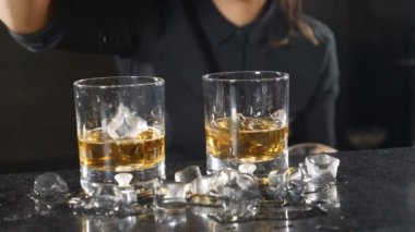 Süper yavaş hareket gıda video. Kadın barmen bar tezgahında alkollü içecek yapıyor. Gece hayatı konsepti. Hd