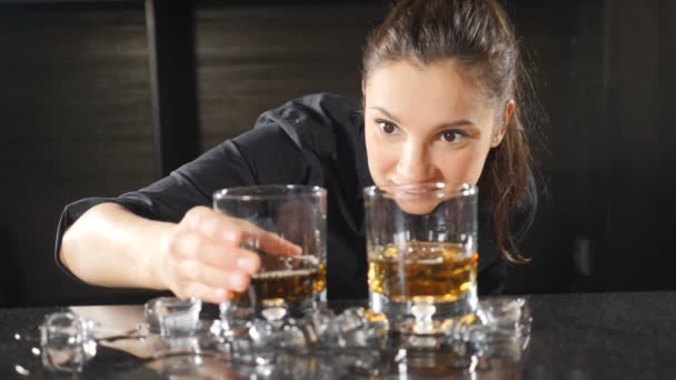 Barman feminino alegre sorrindo olhando para a luz através de um copo de vinho. Menina atraente no bar contador sorrindo. Movimento lento. hd — Vídeo de Stock