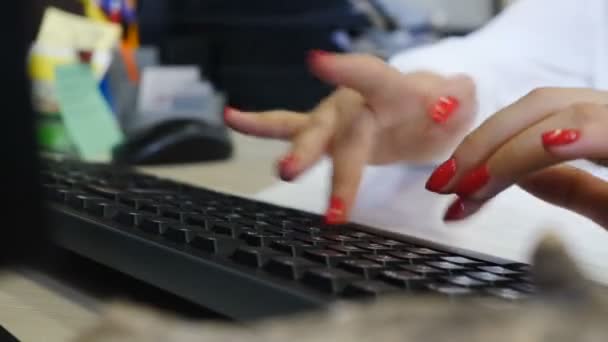 Close-up shot van zakelijke vrouw hand typen op zwart toetsenbord. vrouwelijke handen bezig met typen van gegevens. Hd — Stockvideo