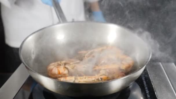 Τηγανισμένες γαρίδες τίγρης ετοιμάζονται σε τηγάνι. Ο σεφ πετάει, ανακατεύεται και ρίχνει στο τηγάνι, κοντινό. βίντεο με αργή κίνηση. Εμφάνιση κουζίνας. Hd — Αρχείο Βίντεο