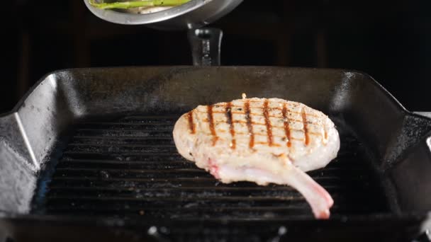 Főzés művészet. Szakmai Chef üzembe zöldség serpenyőben. steak pörkölés a grill. Lassított étel videó, HD — Stock videók