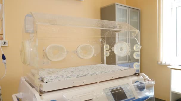 출산 클리닉의 의료 실험실 장비. 출산 가정과 아이 건강 개념. 소생 구급차에서 조산아를위한 인큐베이터. 4k — 비디오
