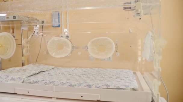출산 클리닉의 의료 실험실 장비. 닫아. 출산 가정과 아이 건강 개념. 소생 구급차에서 조산아를위한 인큐베이터. 4k — 비디오