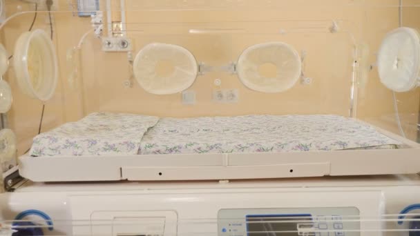 Doğum kliniğinde tıbbi laboratuvar ekipmanları. Yakından kapatın. Doğum ev ve Çocuk sağlık kavramı. Resüsitasyon ambulansında prematüre bir bebek için kuluçka makinesi. 4k — Stok video