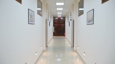 Duvarlarda birçok resim ile ışık Koridoru ile Hareket. Otel veya ofis konsepti. Hd