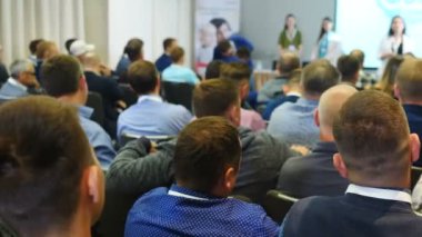 Sunum, atölye de insanların geri görünümü. seminer, iş adamları konferans toplantısında seyirci. kongre koçu konuşmacı grubu. işadamı forum eğitimi veya eğitim semineri, speeker üzerinde