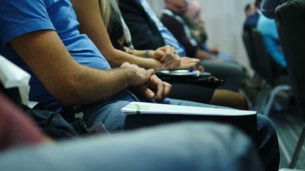 Lidé v příležitostných šatech na obchodní konferenci nebo prezentaci, workshop. posluchačům na semináři, na konferenčních schůzkách. Skupina řečníku kongresového trenéra. Zavři to. 4 k — Stock video