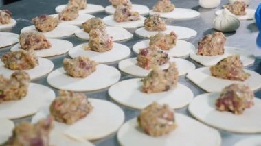 Baş aşçı khinkali veya et köfte yapma. Yakından kapatın. Ulusal Gürcü mutfağı. Kadın şef parmaklarıyla köfte yapıyor. 4k