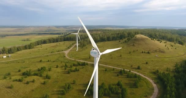 Környezetbarát energia. Légi felvétel a szélgenerátor Oroszországban. Szélmalom vagy szélerőmű technológia koncepció. Villamosenergia-termelés. Zöld energia. 4k — Stock videók