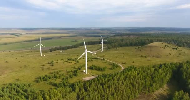 Légi felvétel a szélkereket Oroszországban. A modern energiatermelés tiszta és megújuló energiával. Természet-barát energetikai koncepció. 4k — Stock videók