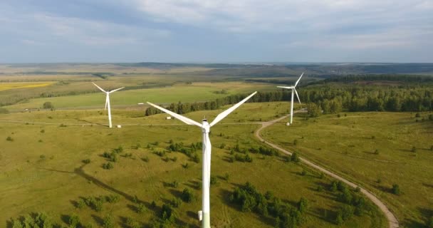 Вид с воздуха на ветрогенераторы в России. Ветряная турбина - символ экологически чистой энергии. Ветряные генераторы в поле. 4k — стоковое видео