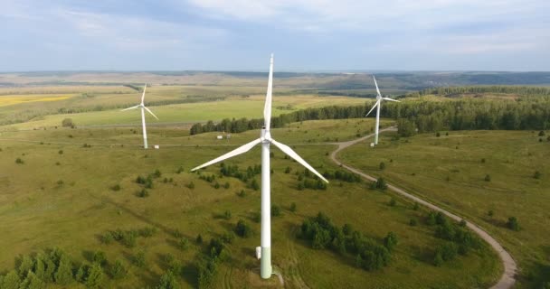 Luchtfoto van windenergie generatoren in Rusland. Windkracht technologie concept. Energie conserveringsmethoden. Natuur vriendelijke energie. 4k — Stockvideo