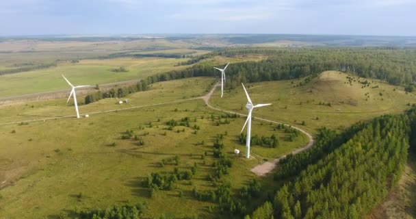 Koncept zelené energie z obnovitelných zdrojů. Letecký pohled na větrné turbíny se točí. Rusko. Pohled na generátor větru. Výroba elektrické energie. Zelená energie. 4k — Stock video