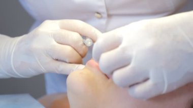 Dudak Büyütme, yakın çekim. Kadın doktor kozmetolojist dudak büyütme işlemi için şırınga kullanıyor. Güzellik salonu konsepti. Kozmetik güzellik enjeksiyon konsepti. 4k