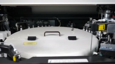 Modern tıbbi laboratuvar konsepti. Otomatik tıbbi analiz süreci. Teknik robotik kollar, Onkoloji laboratuvarındaki fazla hücreleri ayıran insan analiz örnekleri ile hareket eder. 4k