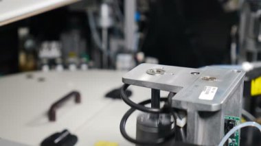 Tıbbi laboratuvar konsepti. Otomatik robotik el hareket ediyor. hastanede analiz için tıbbi ekipman. Bilimsel araştırma - Yüksek teknoloji ekipman. 4k