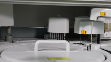 Tıbbi laboratuvarda çalışmak. otomatik analizörde biyolojik numune araştırmalarının otomatik olarak işgöremezlik lerinin yakın çekim. Biyolojik materyalleri en az insan yardımı ile test etmek. 4 k